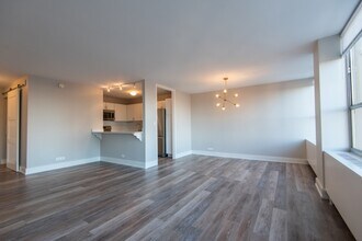 655 W Irving Park Rd, Unit 604 in Chicago, IL - Building Photo - Building Photo