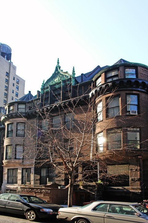 256 West 73rd Street in New York, NY - Building Photo