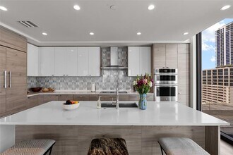 301 1st St S in St. Petersburg, FL - Foto de edificio - Building Photo