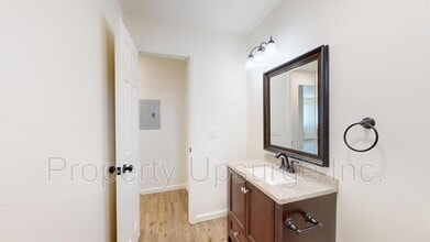 3980 Churn Crk Rd in Redding, CA - Building Photo - Building Photo