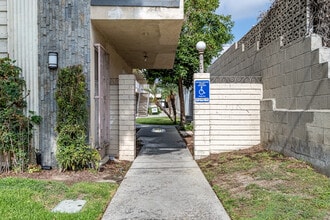 5447 Norwalk Blvd in Whittier, CA - Foto de edificio - Building Photo