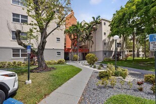 8363 Lake Dr in Doral, FL - Building Photo