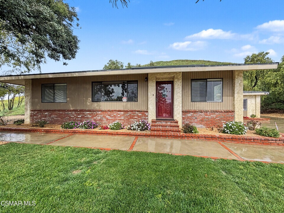 2485 E Hillcrest Dr in Thousand Oaks, CA - Building Photo