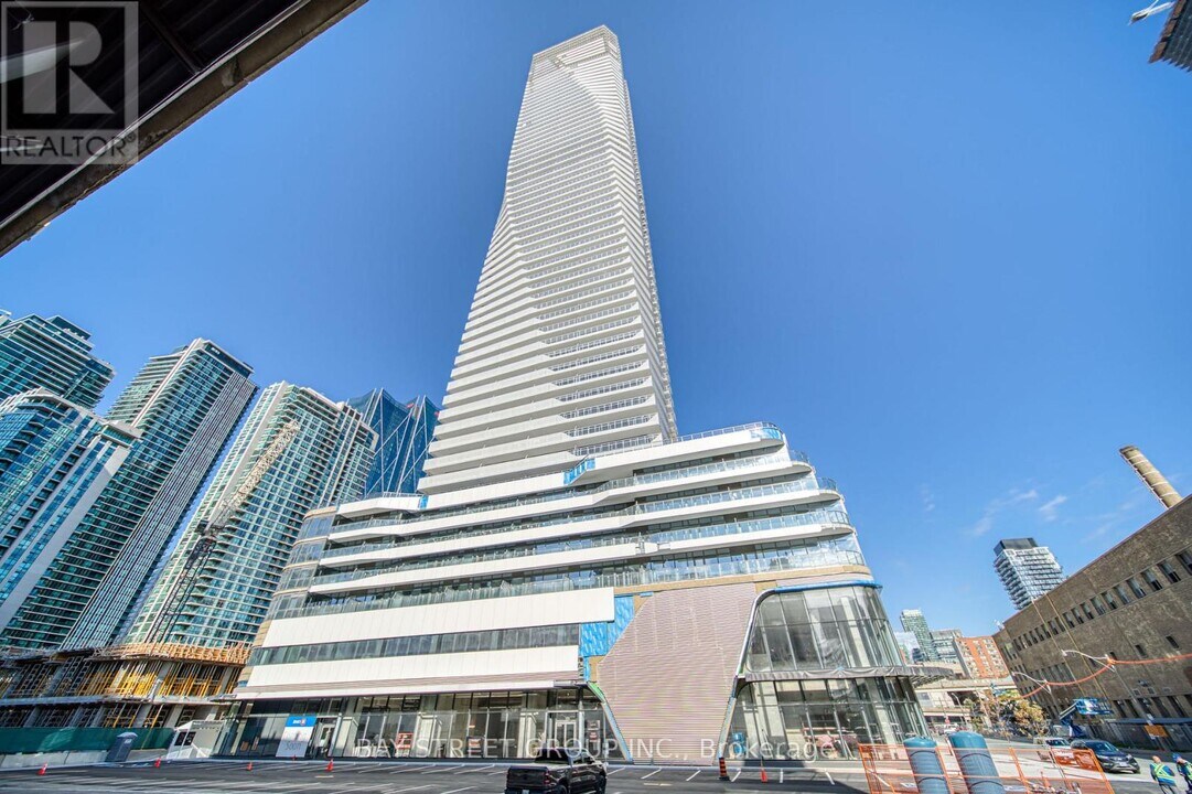 28 Freeland St in Toronto, ON - Building Photo