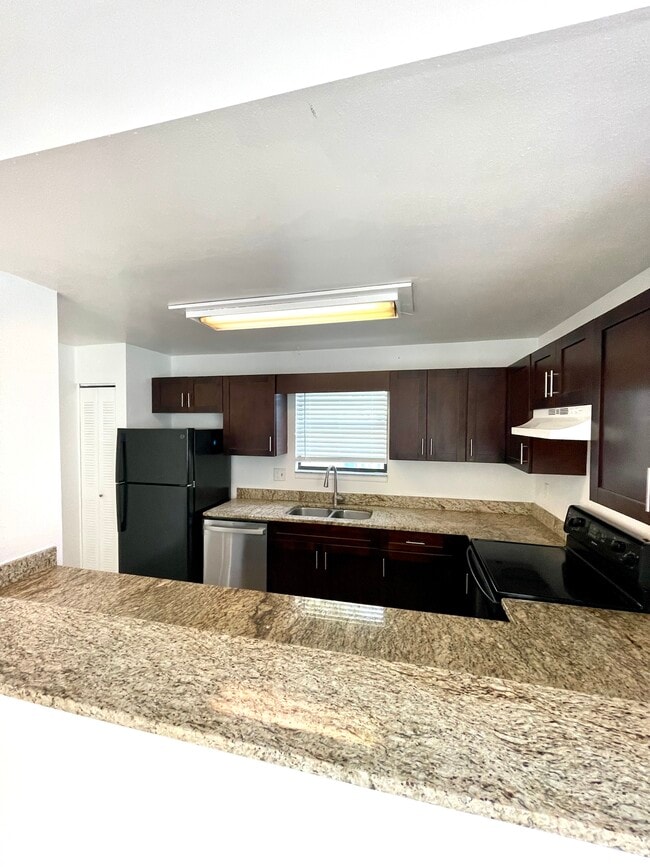 10063 Lake Oak Cir in Tampa, FL - Building Photo - Building Photo
