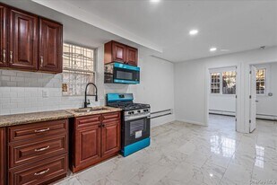 953A E 217th St in Bronx, NY - Building Photo