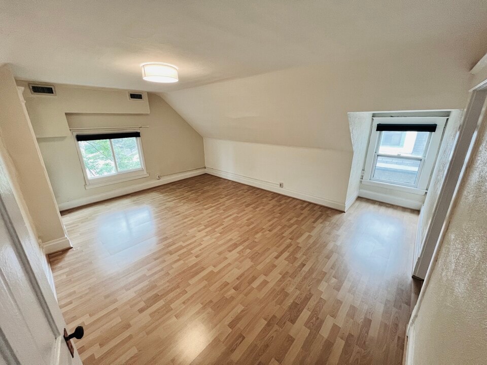 304 Cedar Lake Rd S, Unit 3 in Minneapolis, MN - Building Photo