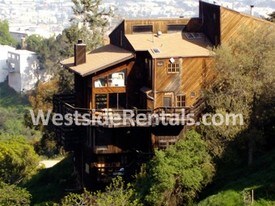 8561 Cole Crest Dr, Unit 2 in Los Angeles, CA - Building Photo