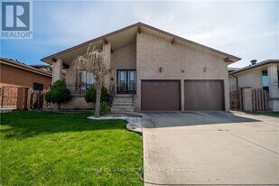 19 Pavarotti Ct in Hamilton, ON - Building Photo