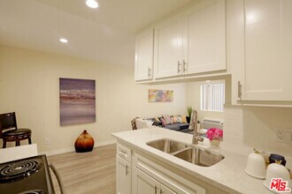 536 S Manhattan Pl in Los Angeles, CA - Foto de edificio - Building Photo