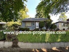 4009 SE Flavel St in Portland, OR - Building Photo