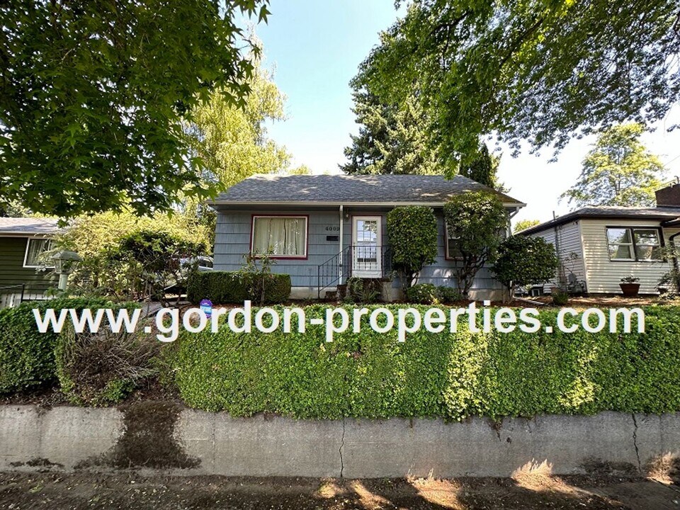 4009 SE Flavel St in Portland, OR - Building Photo