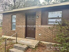 709 Melody Ln in Dothan, AL - Building Photo