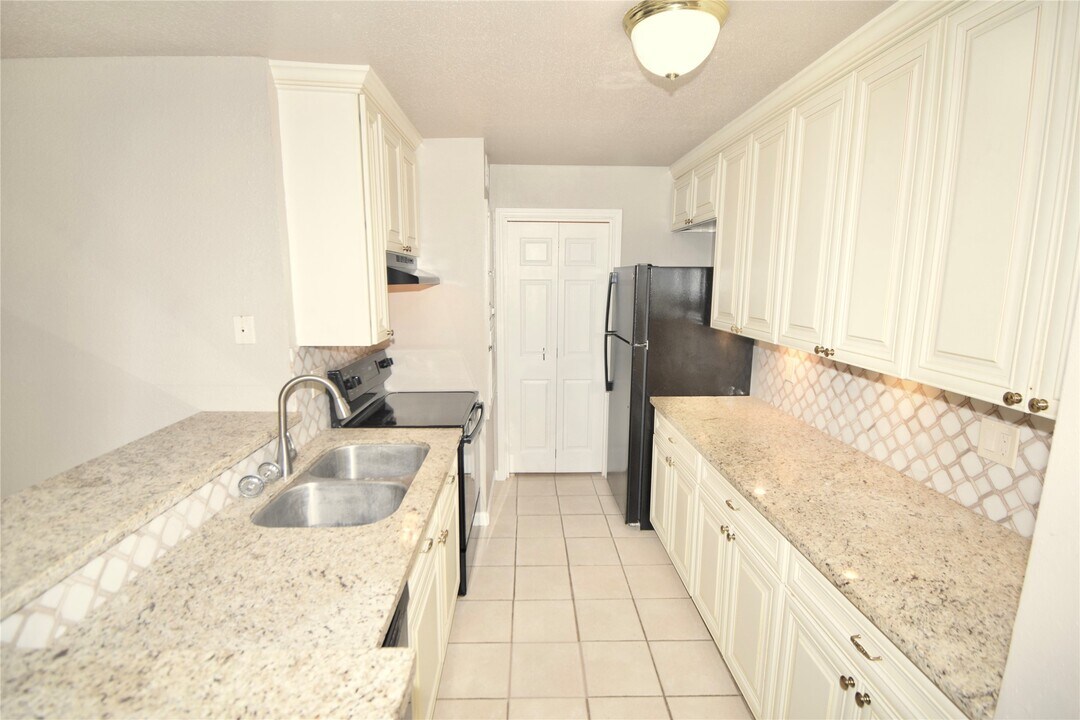 10639 Braes Bend Dr in Houston, TX - Building Photo