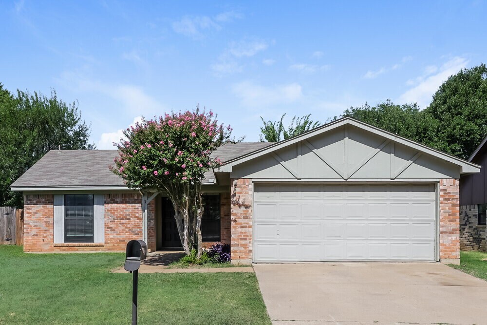 1812 Hunting Green Dr in Fort Worth, TX - Building Photo