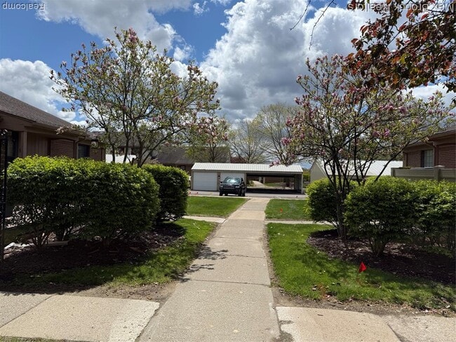 31186 Country Way in Farmington Hills, MI - Building Photo - Building Photo