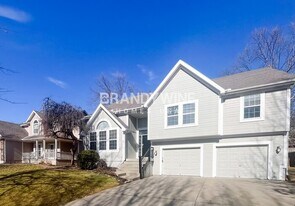 13313 Redwood Ln in Smithville, MO - Building Photo