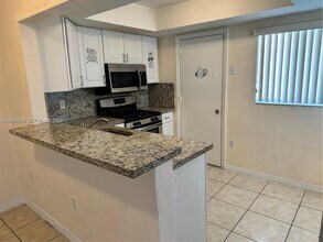 7713 SW 88th St in Kendall, FL - Building Photo - Building Photo