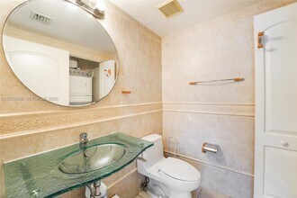 110 Washington Ave in Miami Beach, FL - Building Photo - Building Photo