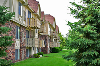 Beacon Hill Apartments in Rockford, IL - Building Photo - Building Photo