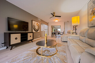 2161 NE 68th St, Unit Imperial Point Colonnades in Fort Lauderdale, FL - Foto de edificio - Building Photo