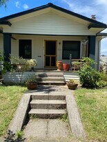 7405 N Burrage Ave in Portland, OR - Building Photo