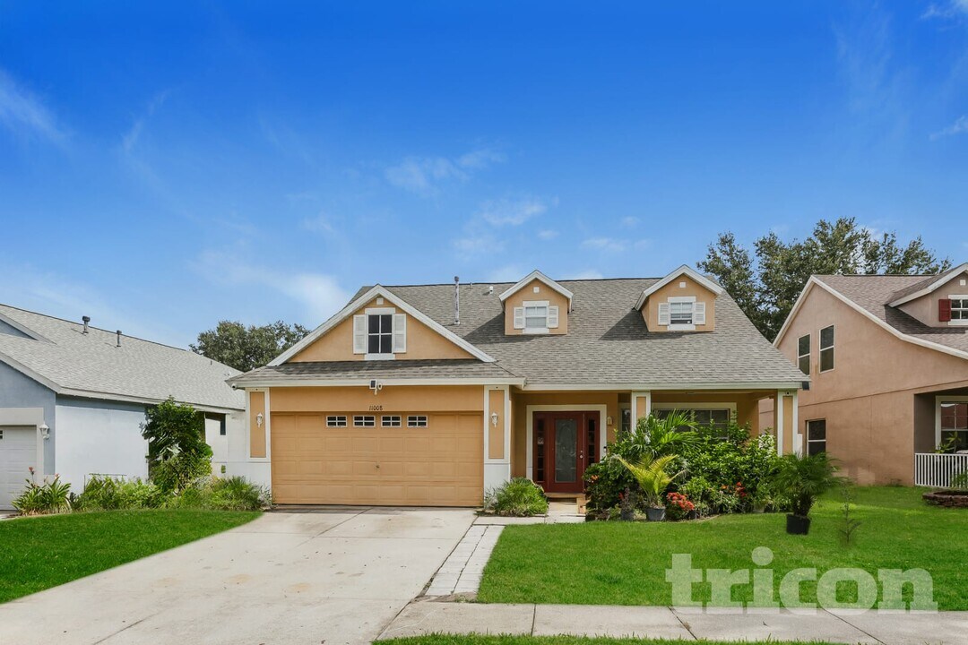 11008 Newbridge Dr in Riverview, FL - Foto de edificio