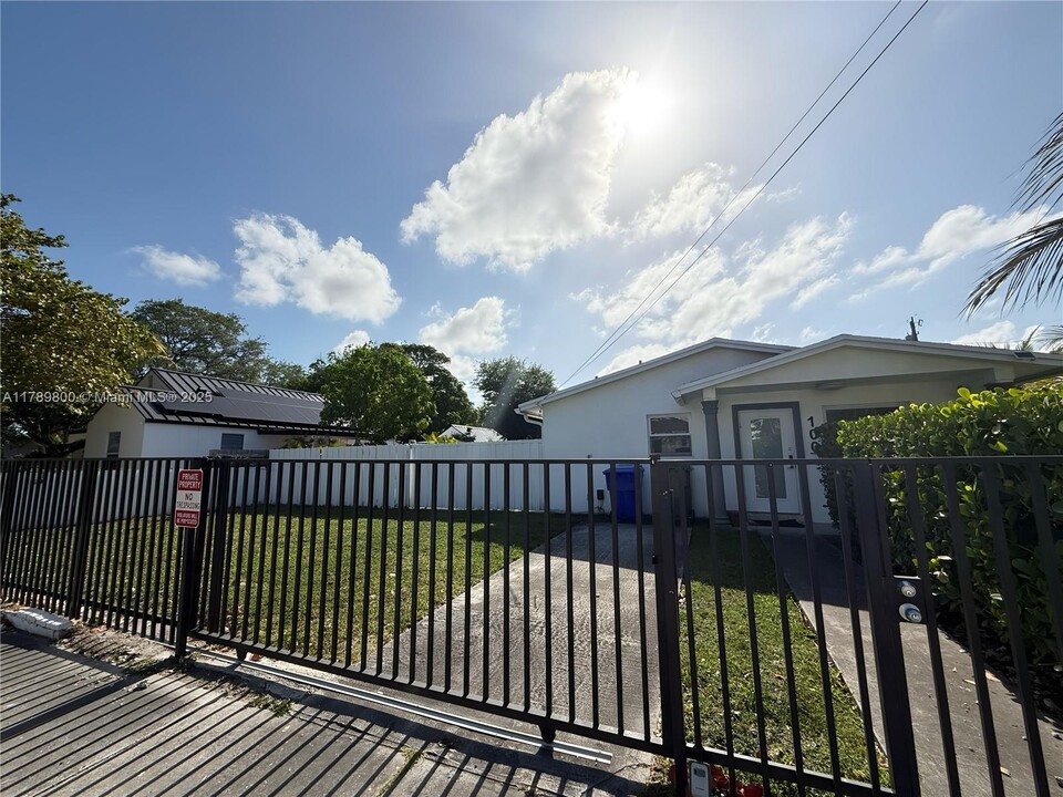 100 NW 45th St in Miami, FL - Building Photo