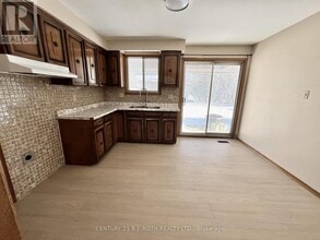 915 Taunton Rd E in Whitby, ON - Building Photo - Building Photo