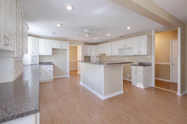 465 Meadowcrest Cir in Memphis, TN - Building Photo - Building Photo