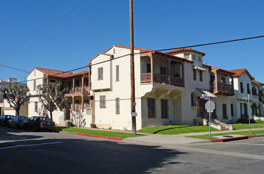 401 N Sierra Bonita Ave in Los Angeles, CA - Building Photo