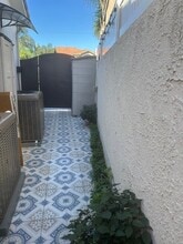 1010 S Elliott Pl in Santa Ana, CA - Building Photo - Building Photo