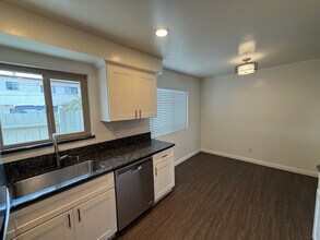 718 N Guadalupe Ave, Unit 1 in Redondo Beach, CA - Foto de edificio - Building Photo