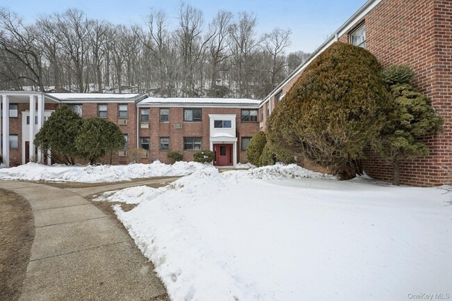 23 Lawrence Dr in White Plains, NY - Building Photo - Building Photo