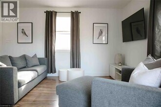 426 Wilson St E in Ancaster, ON - Building Photo - Building Photo