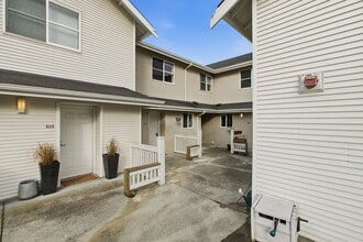 2401 SW Brandon St in Seattle, WA - Building Photo - Building Photo