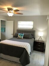 7006 Midnight Pass Rd, Unit 2 in Siesta Key, FL - Foto de edificio - Building Photo