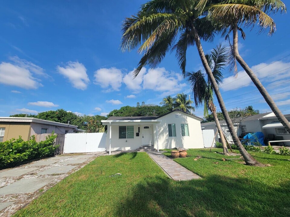 2207 Taft St in Hollywood, FL - Building Photo