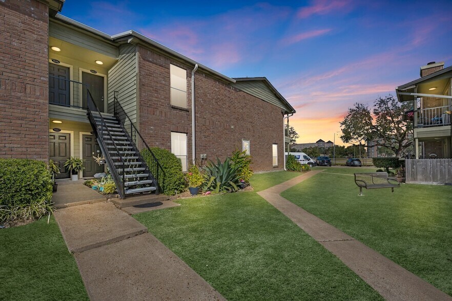 18800 Egret Bay Blvd, Unit 804 in Houston, TX - Building Photo