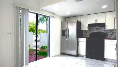 1705 San Remo Cir in Homestead, FL - Foto de edificio - Building Photo