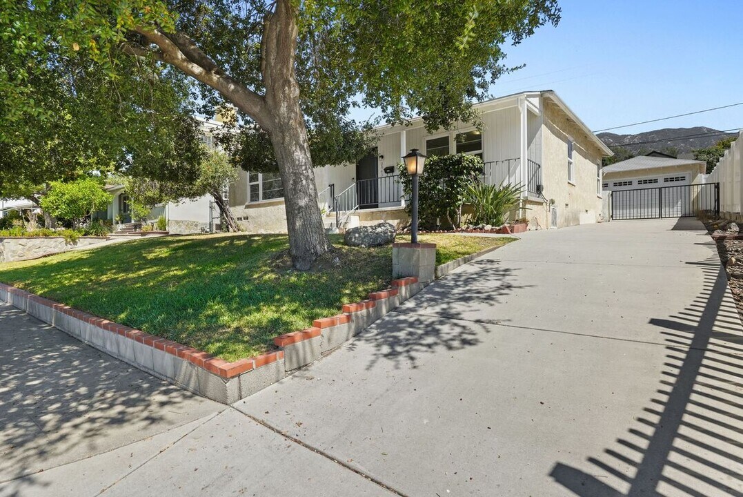 2943 Los Olivos Ln in Montrose, CA - Building Photo