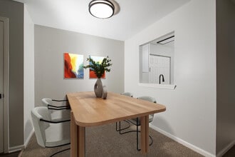 Iron Ridge and Stonegate Apartments in Elkton, MD - Foto de edificio - Building Photo