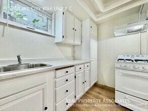 7527 Lake City Way NE in Seattle, WA - Building Photo - Building Photo