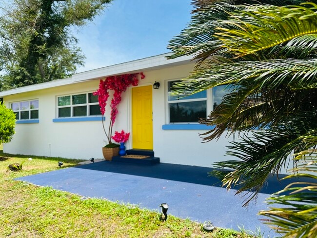 property at 4936 S Lakewood Dr