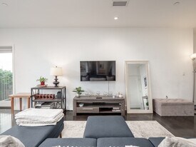 2 W Sixth St in Boston, MA - Building Photo