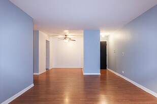 3723 N Pine Grove Ave, Unit E3 in Chicago, IL - Building Photo