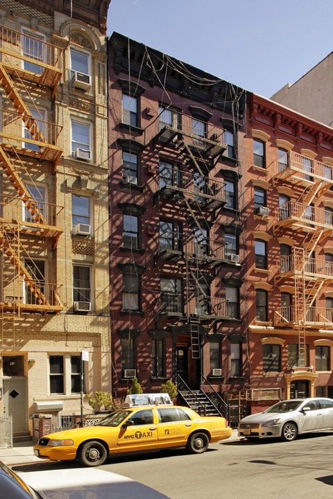 87 E 3rd St in New York, NY - Building Photo