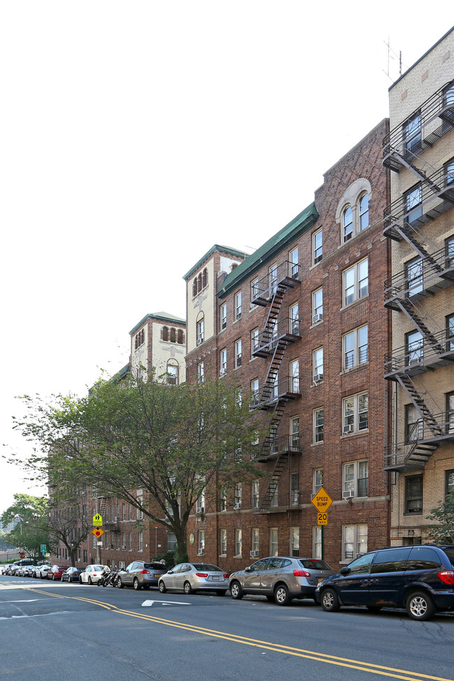 261-271 Seaman Ave in New York, NY - Foto de edificio - Building Photo