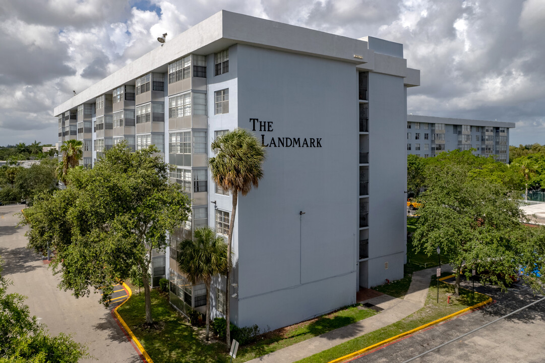 Landmark Towers in Plantation, FL - Foto de edificio