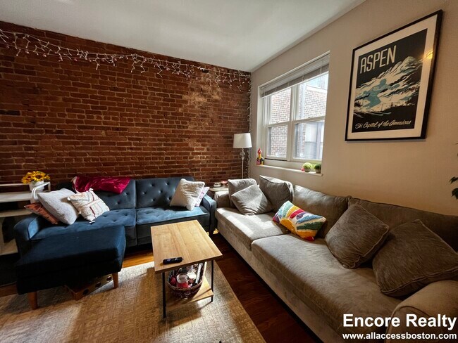 31 Stearns Rd, Unit 4 in Brookline, MA - Building Photo - Building Photo